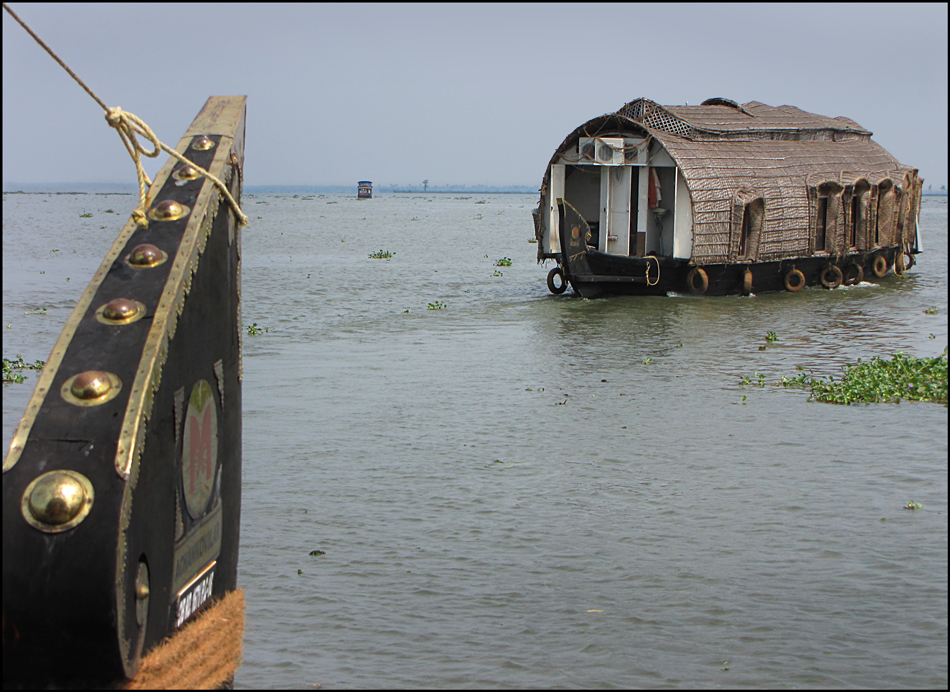 Drei Hausboote auf den Backwaters