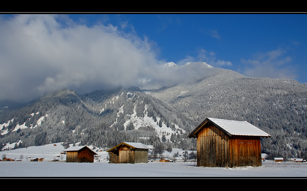 Drei Hütten im Schnee