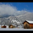 Drei Hütten im Schnee