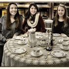 Drei junge Damen am Kaffeetisch