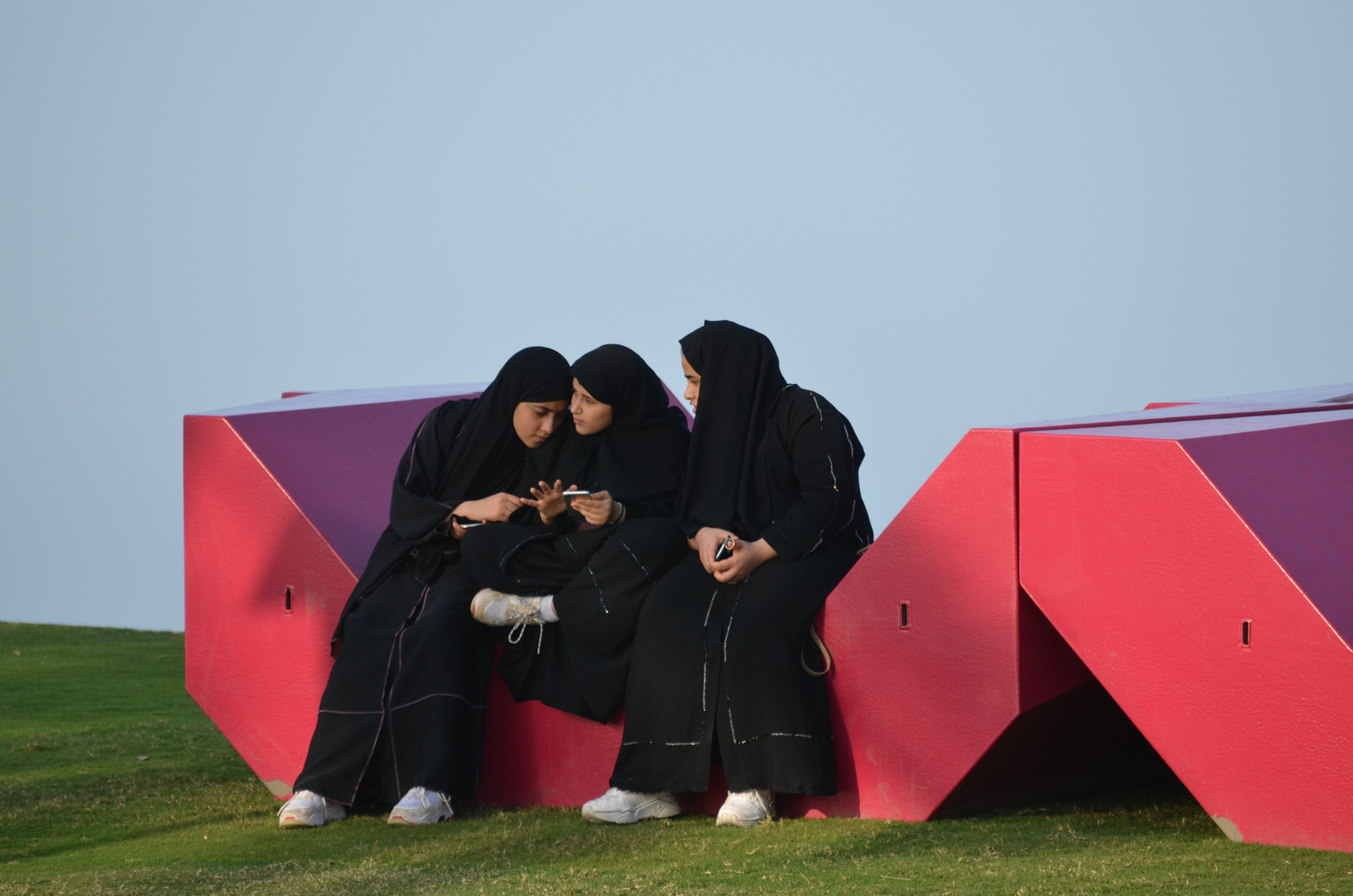 Drei junge Frauen am Ende der Corniche Road (Doha/Qatar)