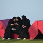 Drei junge Frauen am Ende der Corniche Road (Doha/Qatar)