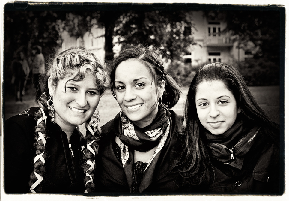drei junge Frauen aus drei verschiedenen Ländern...