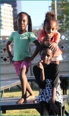 drei junge Tänzerinnen ... in NAMIBIA