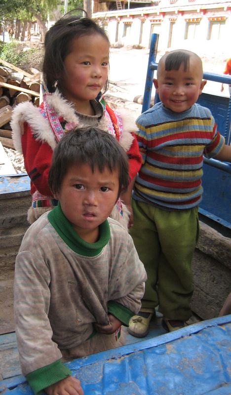 Drei Kinder in Tibet
