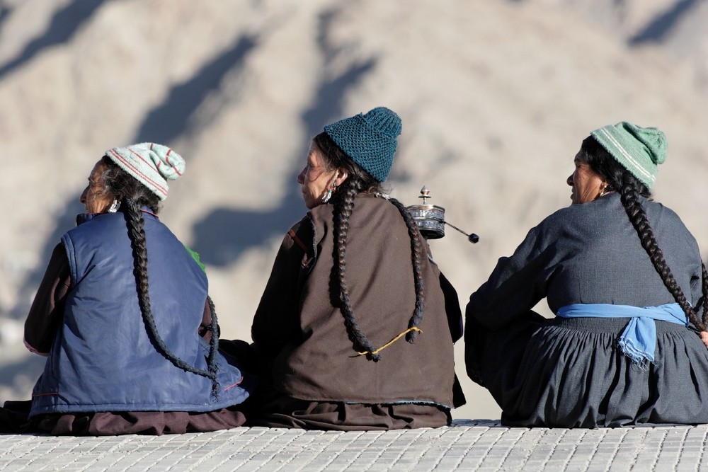 Drei Ladakhi-Frauen beim Sonnenuntergang