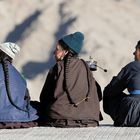 Drei Ladakhi-Frauen beim Sonnenuntergang