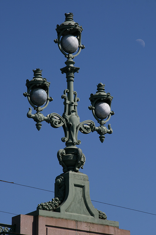 drei Lampen und ein Mond