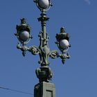 drei Lampen und ein Mond