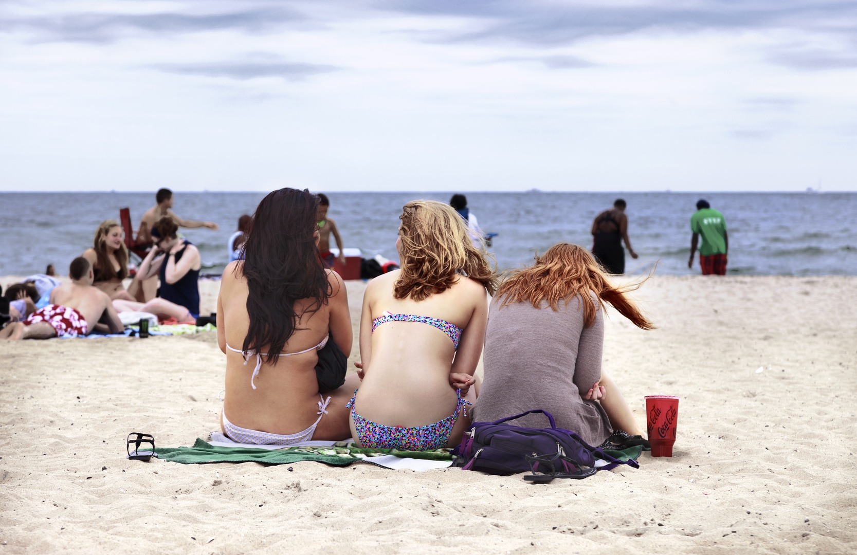 Drei Mädchen am Strand