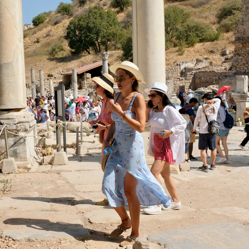 Drei Mädchen mit Hut / Ephesus