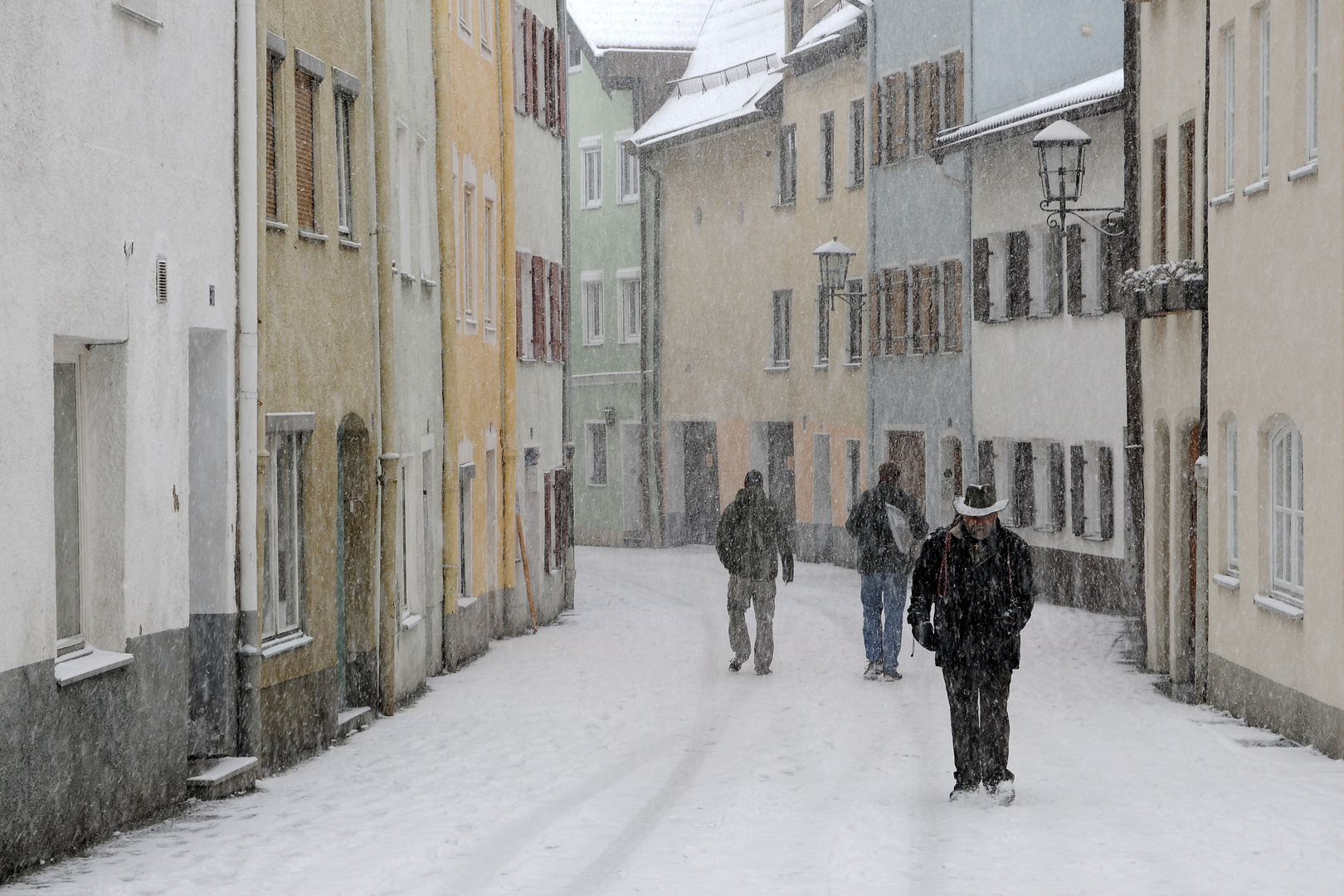 drei Männer im Schnee