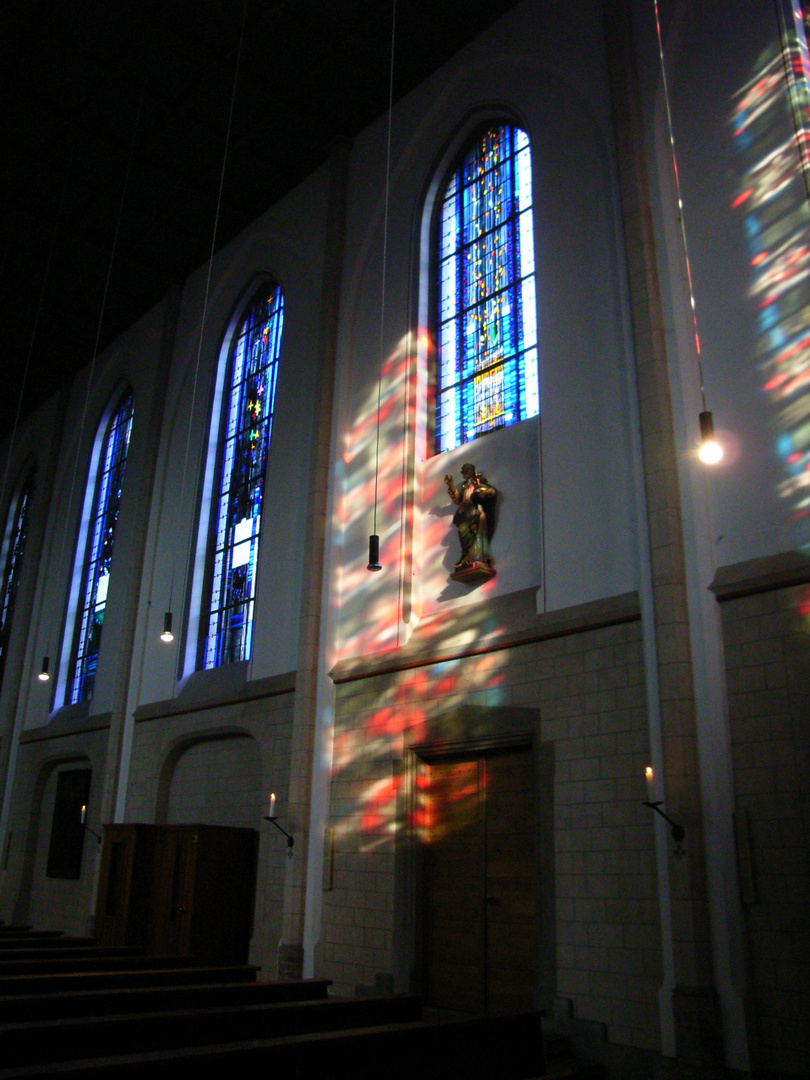 Drei moderne Fenster mit barocker Salvatorstatue in der Abendsonne, Abteikirche Hamborn, 24.06.2011