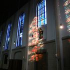 Drei moderne Fenster mit barocker Salvatorstatue in der Abendsonne, Abteikirche Hamborn, 24.06.2011