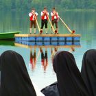 Drei Nonnen am See bei drei Alpornblaesern 