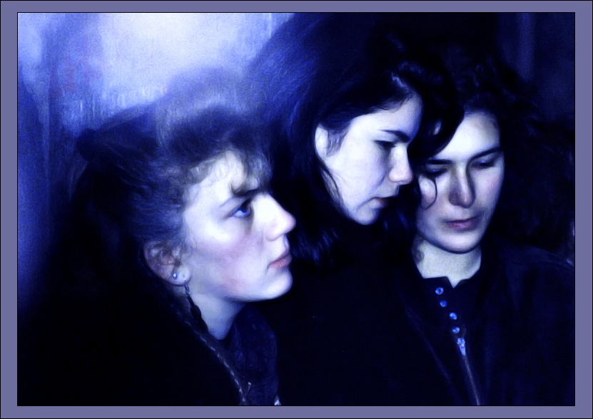 Drei Pilgerinnen am Grab von Jim Morrison