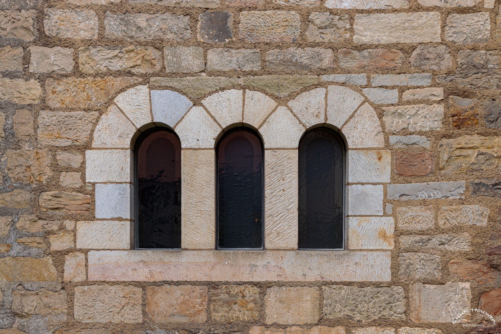 Drei Rundbogenfenster / Three arched windows