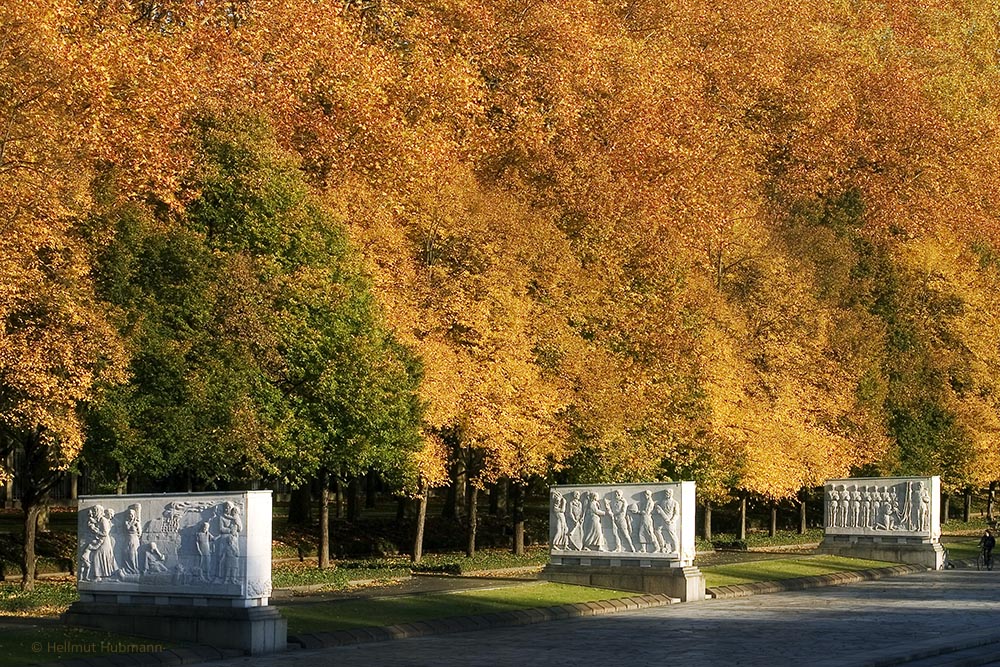 DREI SARKOPHAGE IM HERBSTLICHT