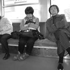 Drei schlafende Japanerinnen
