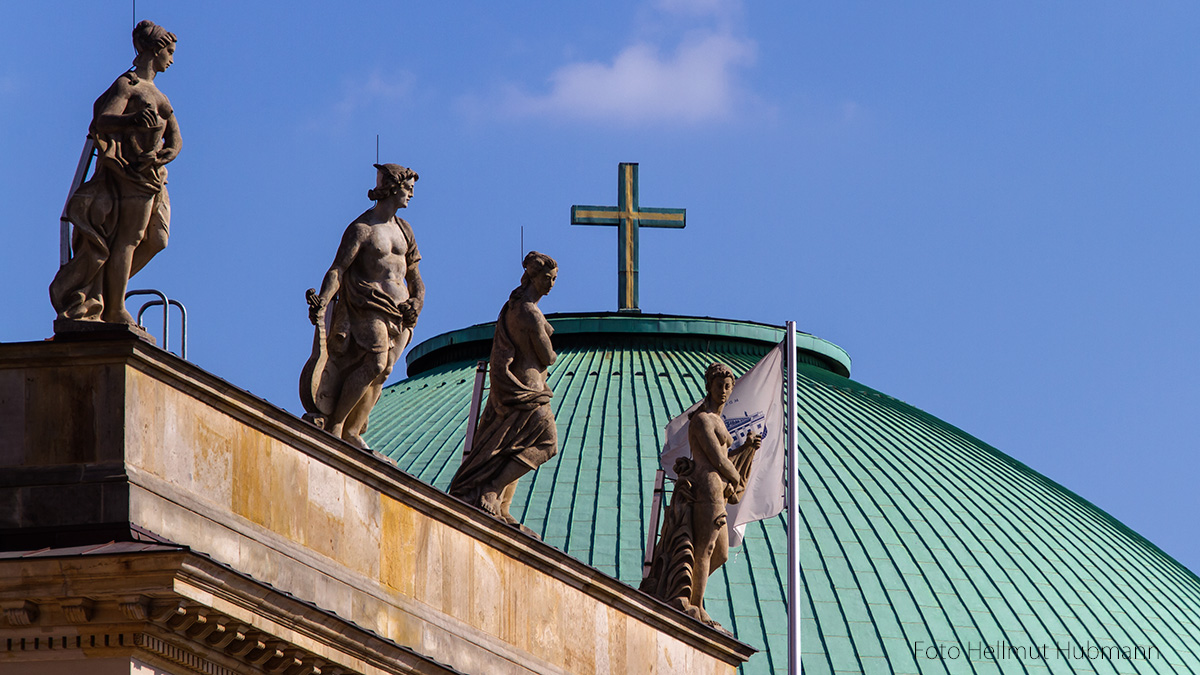 DREI SPARERINNEN UNTER DEM KREUZ