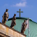 DREI SPARERINNEN UNTER DEM KREUZ