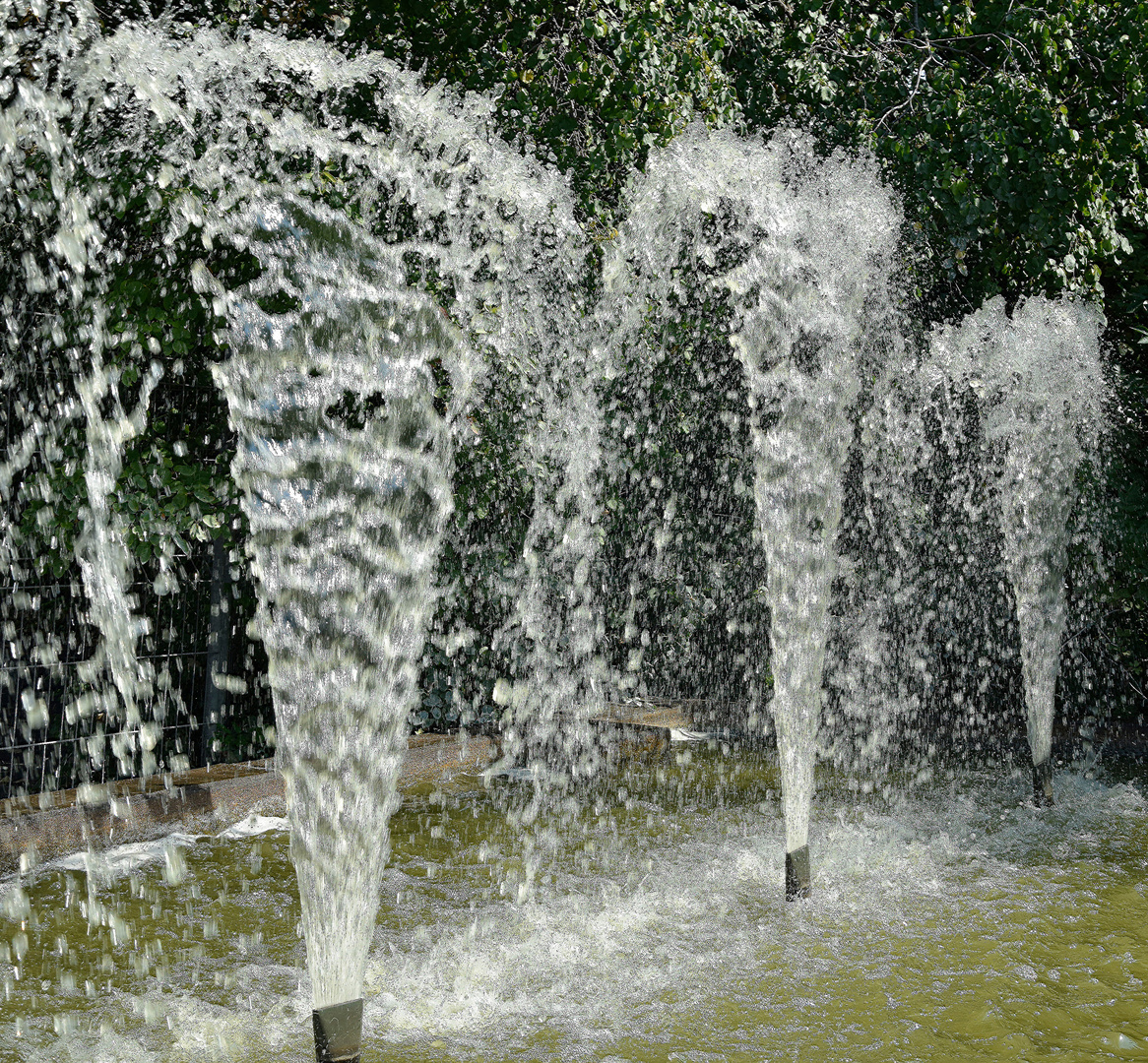 drei Springfontänen der Wasserwand  aus dem Ohmi-No-Niwa Garten in Würzburg