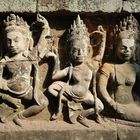 Drei Steinfiguren Angkor Camb P20-20-col 