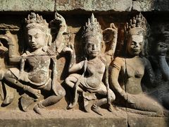 Drei Steinfiguren Angkor Camb P20-20-col 