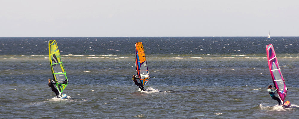 Drei Surferinnen in Laboe