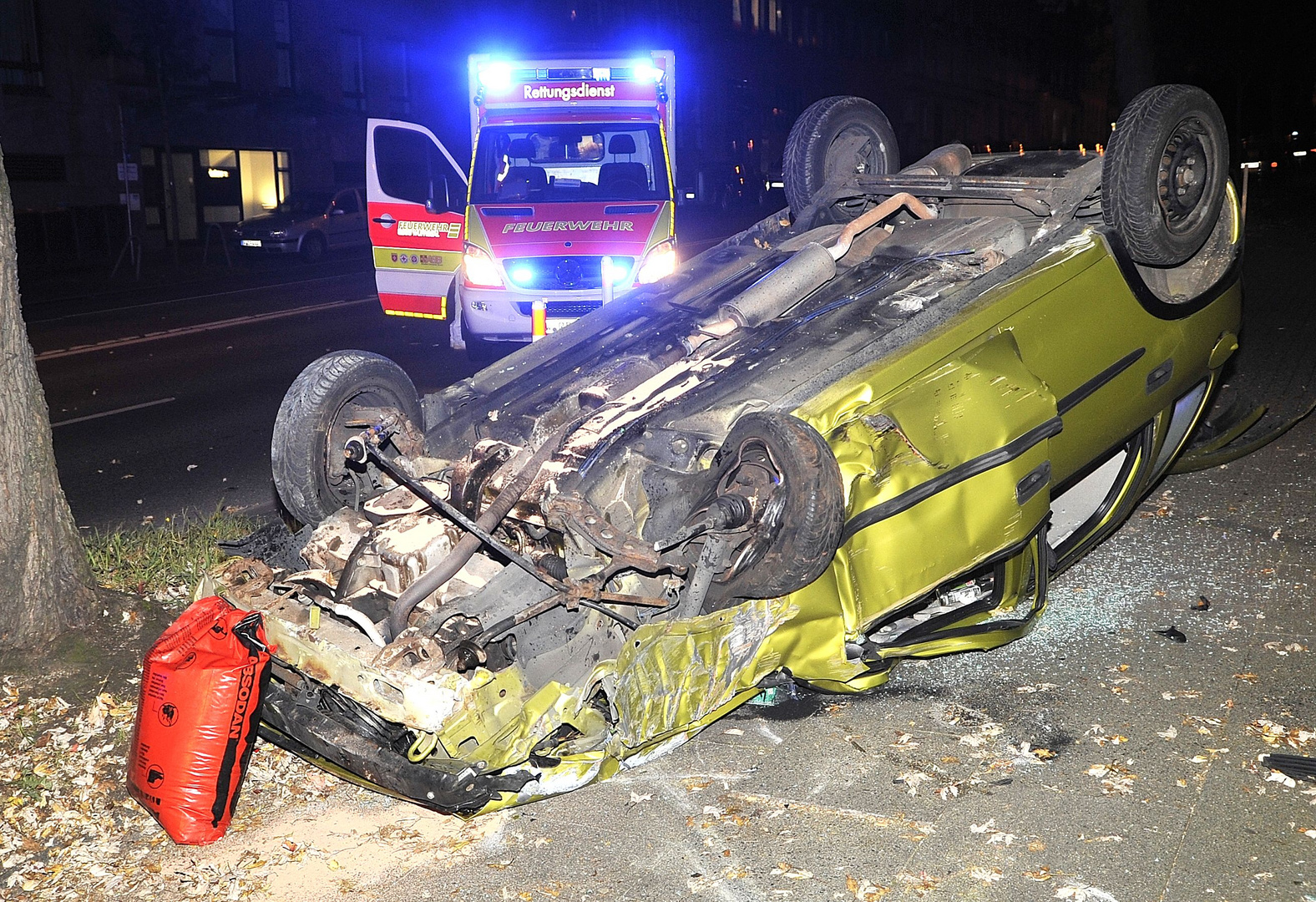 Drei Verletzte-Fahrer weg!