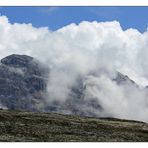 DREI ZINNEN IN DEN WOLKEN