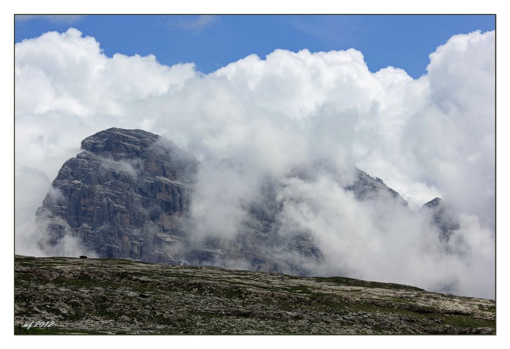 DREI ZINNEN IN DEN WOLKEN