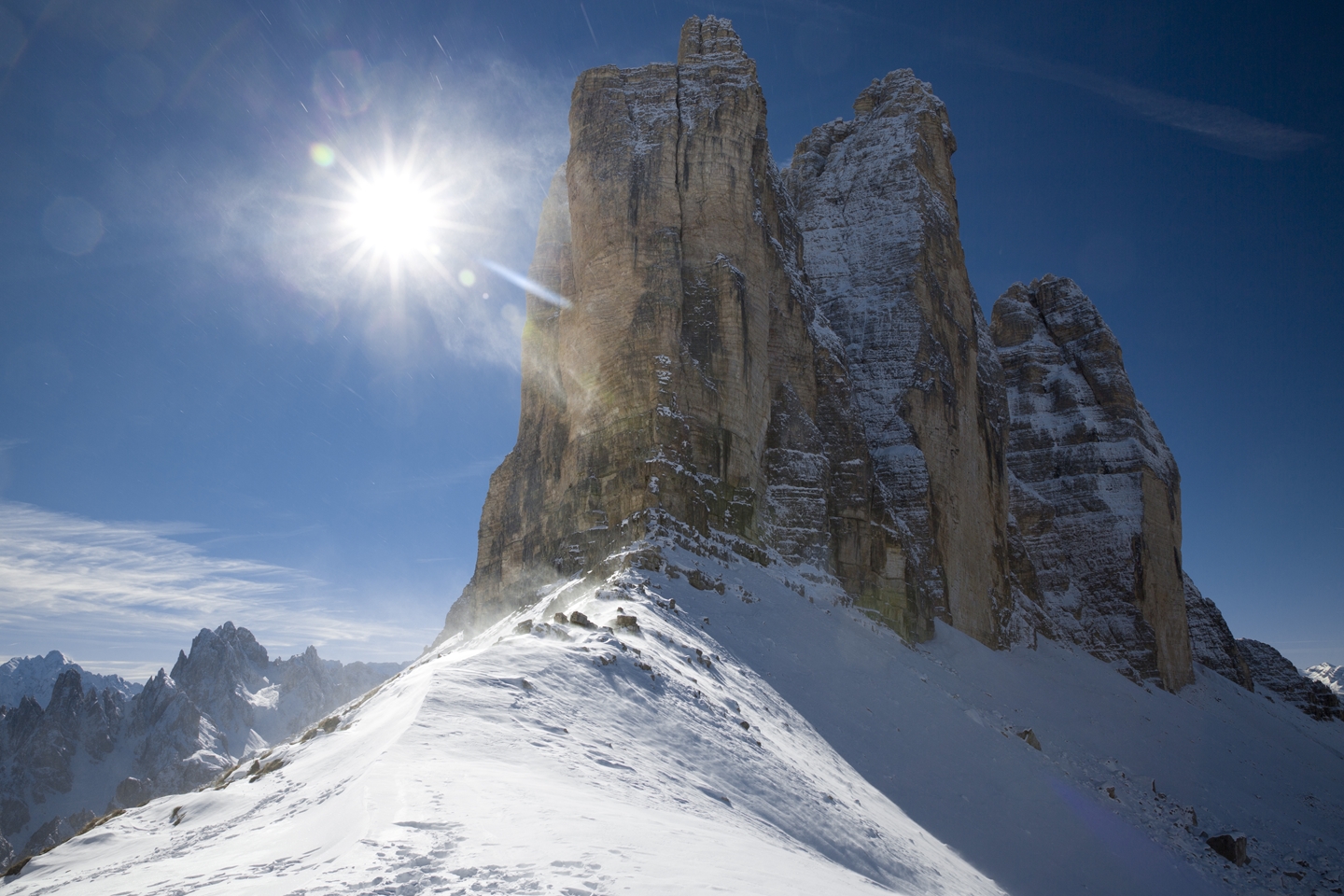 Drei Zinnen in Schneewolke.