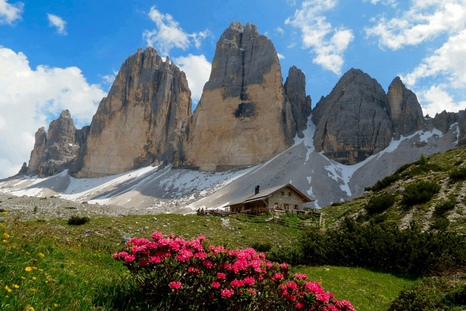 Drei Zinnen mit Lange Almhütte in den Dolomiten