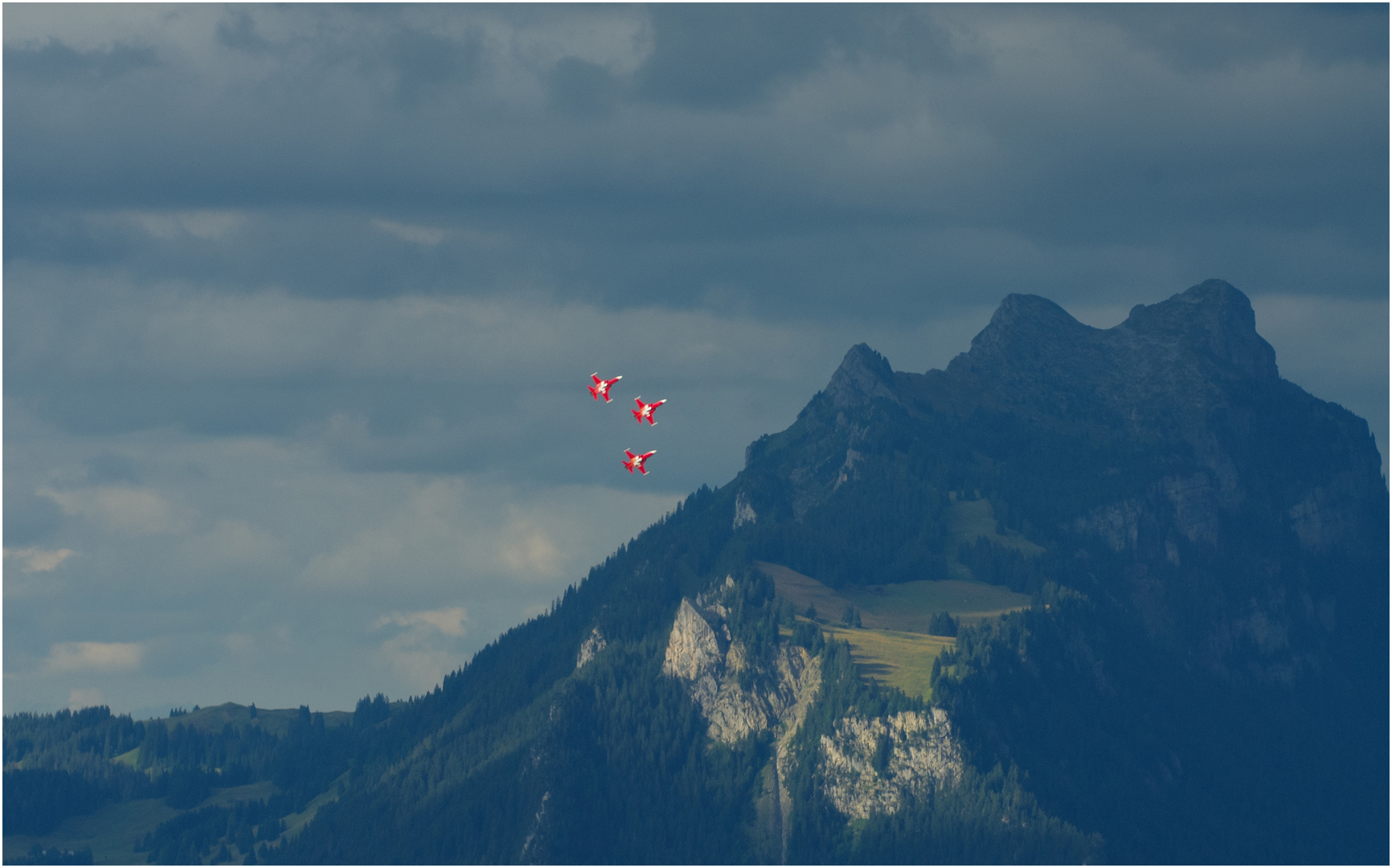 dreierformation der patrouille suisse...