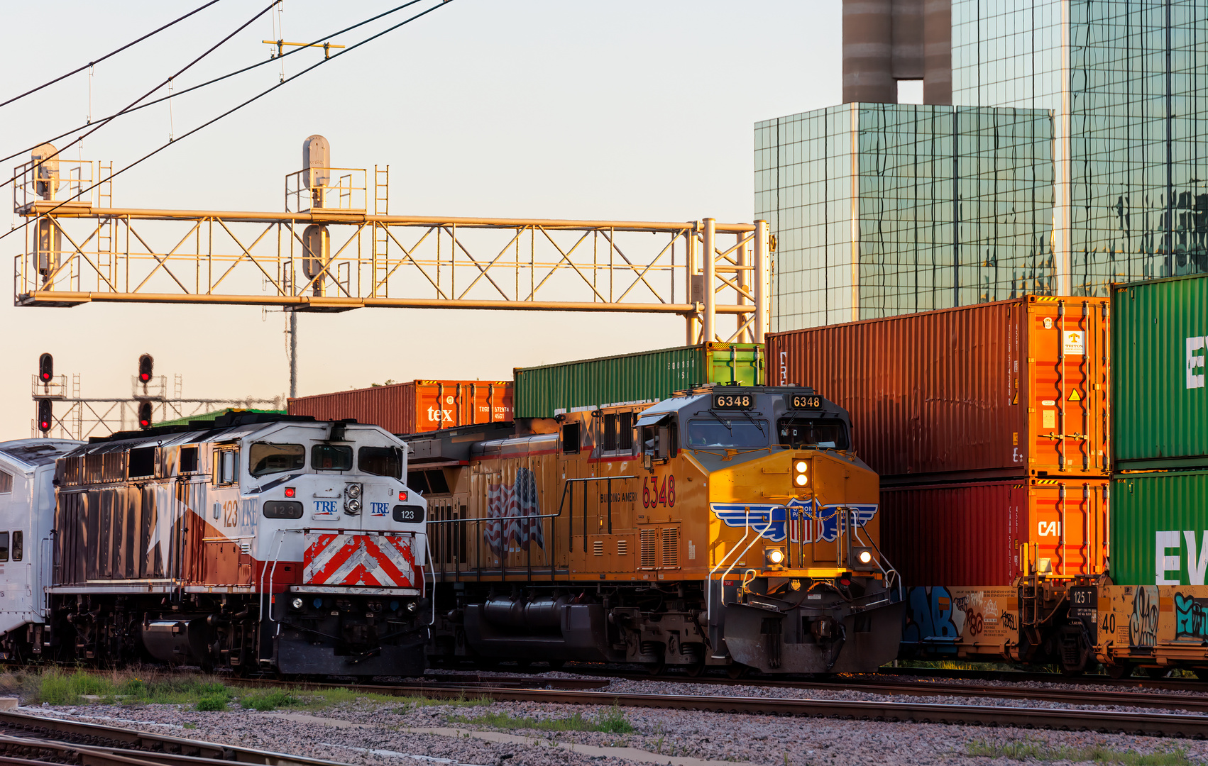 Dreierlei - F59PH der TRE, C44-9W der UP und Doppeldecker-Containerwagen UP Train