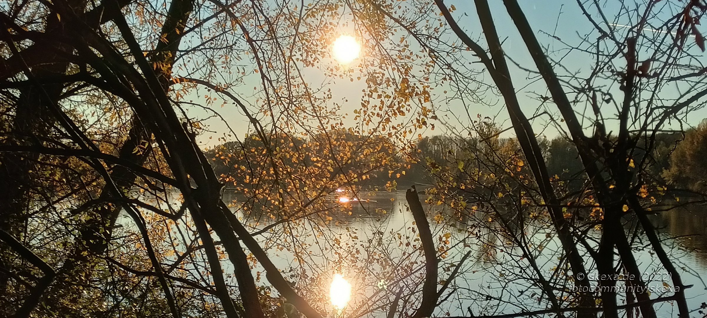 Dreifach gespiegelte Herbstsonne - Sieglarer See - 2022