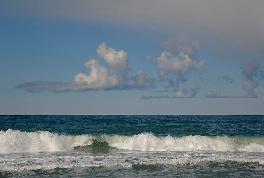 Dreifache Quellwolkenformation mit gerader Unterkante an der dänischen Nordseeküste von Midtjylland