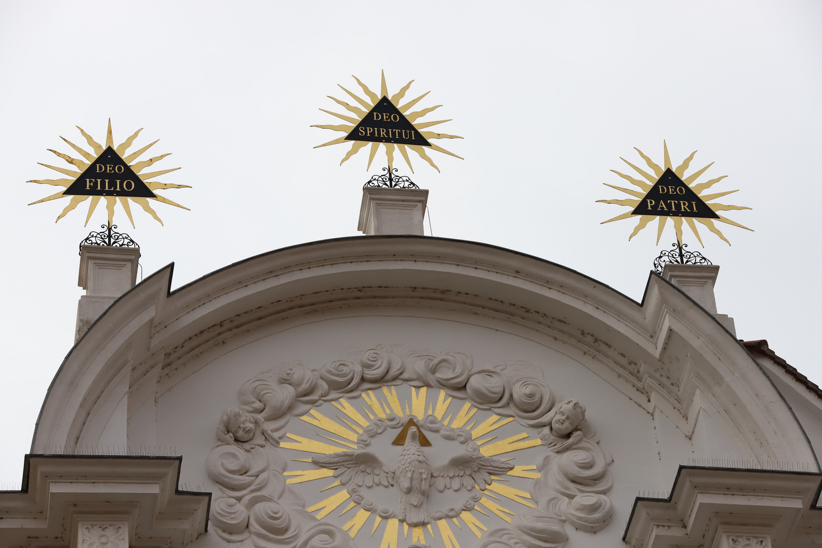 Dreifaltigkeitskirche und die Strahlendreiecke in Graz