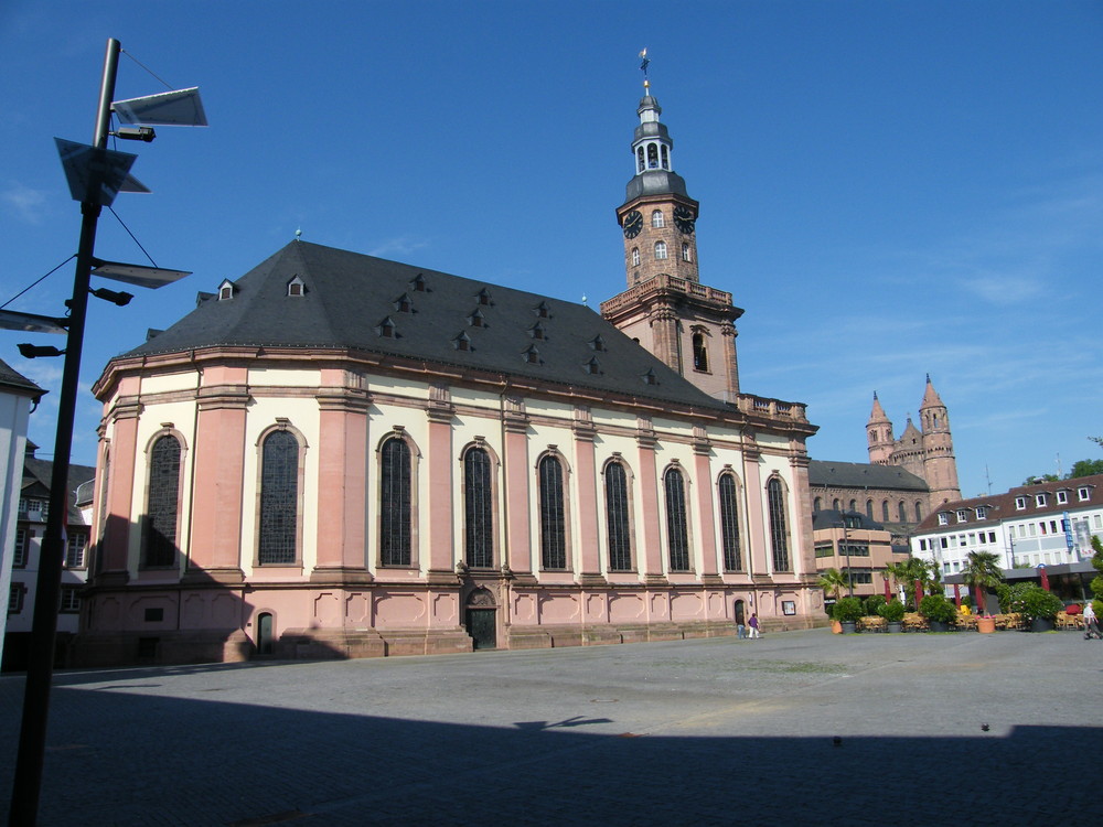 Dreifaltigkeitskirche Worms mit Dom St.Peter im Hintergrund.