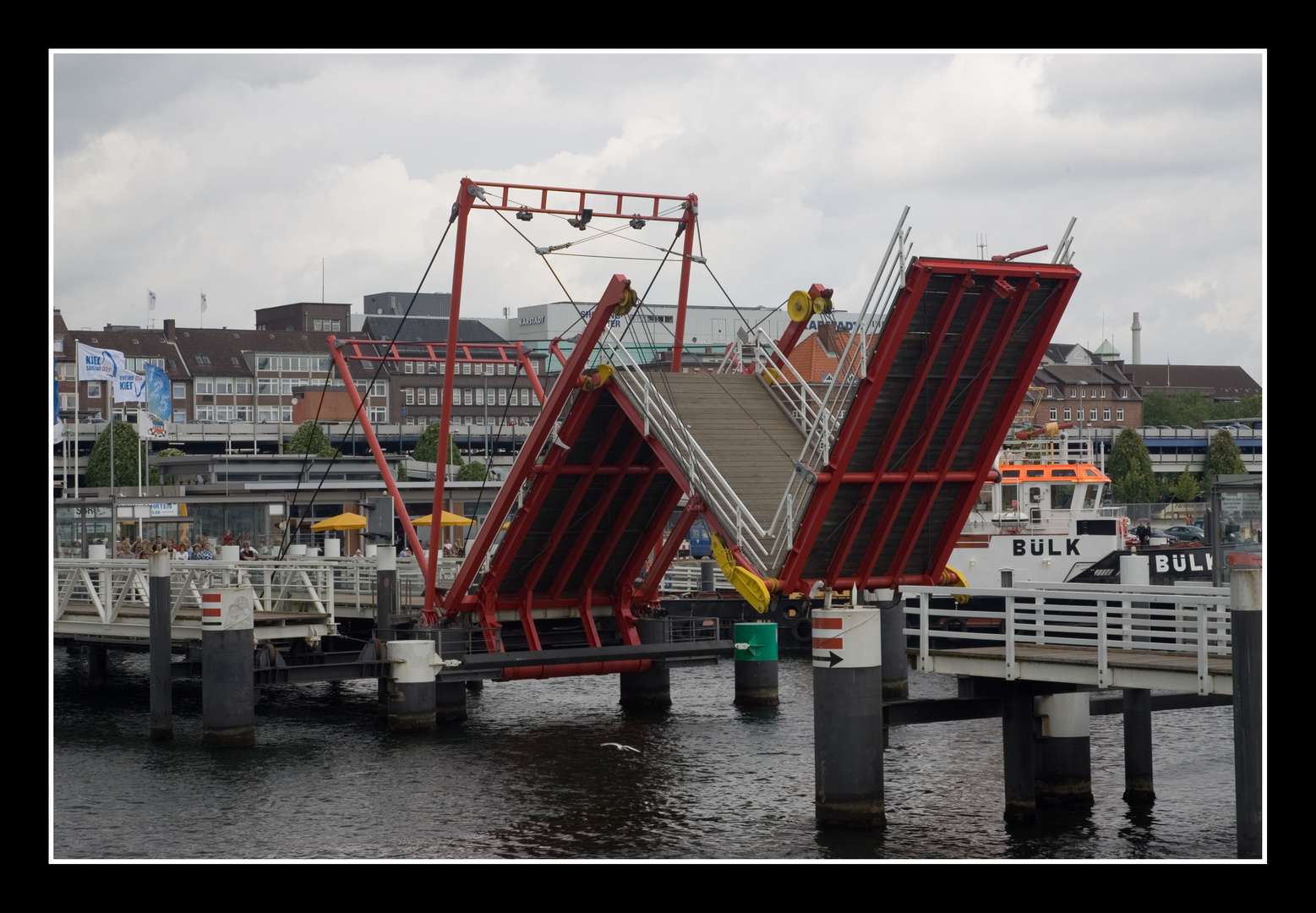 Dreifeld-Zug-Klapp-Brücke