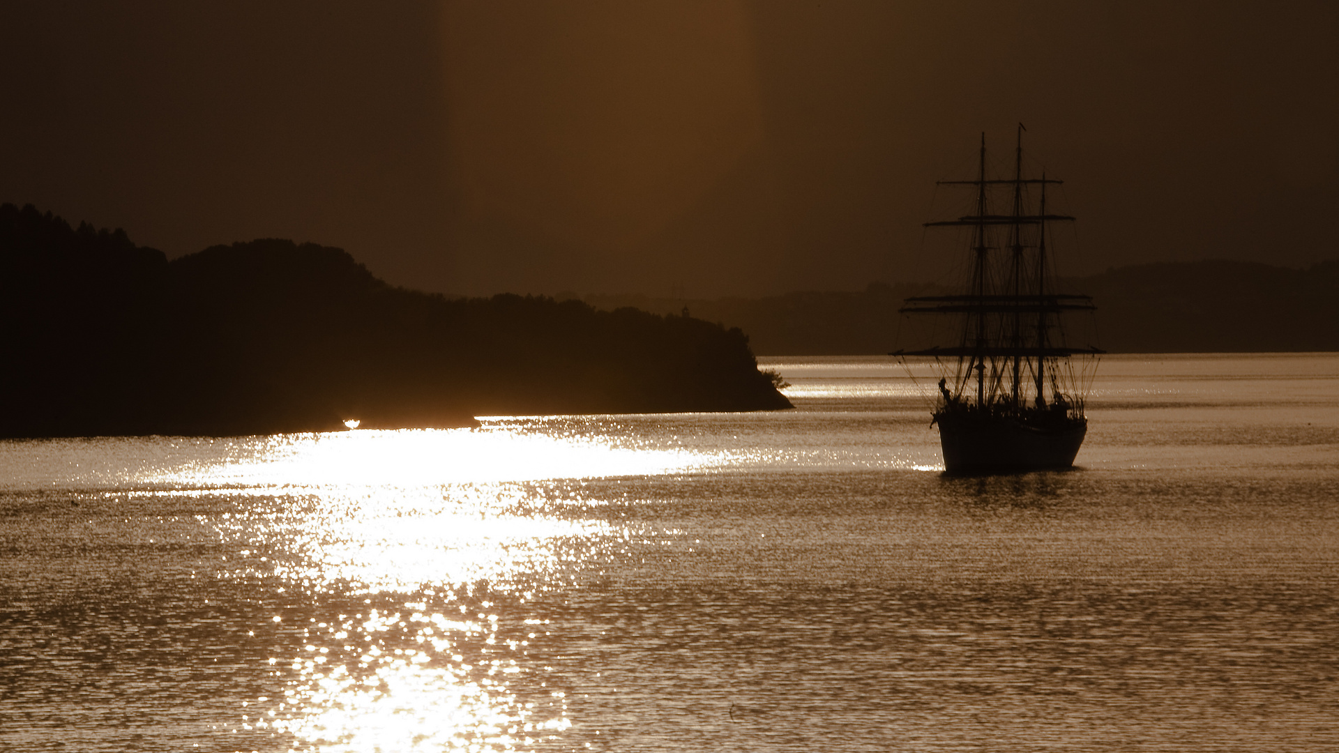 Dreimaster im Hjeltefjord bei Bergen