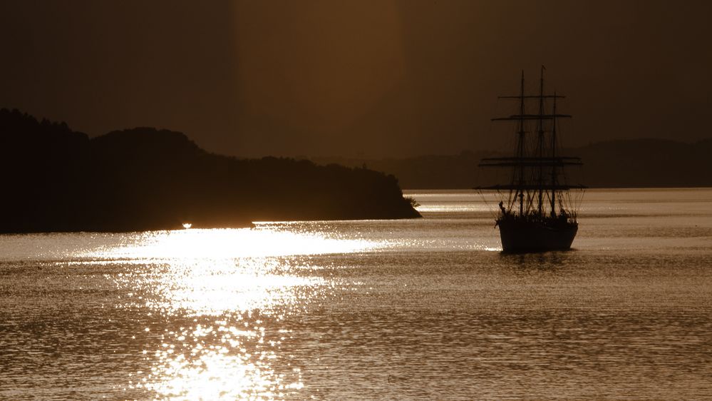 Dreimaster im Hjeltefjord bei Bergen