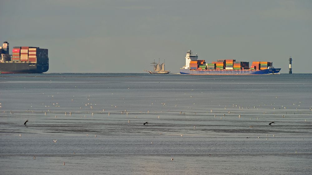 Dreimaster-Segler zwischen Container-Giganten auf der Außenelbe