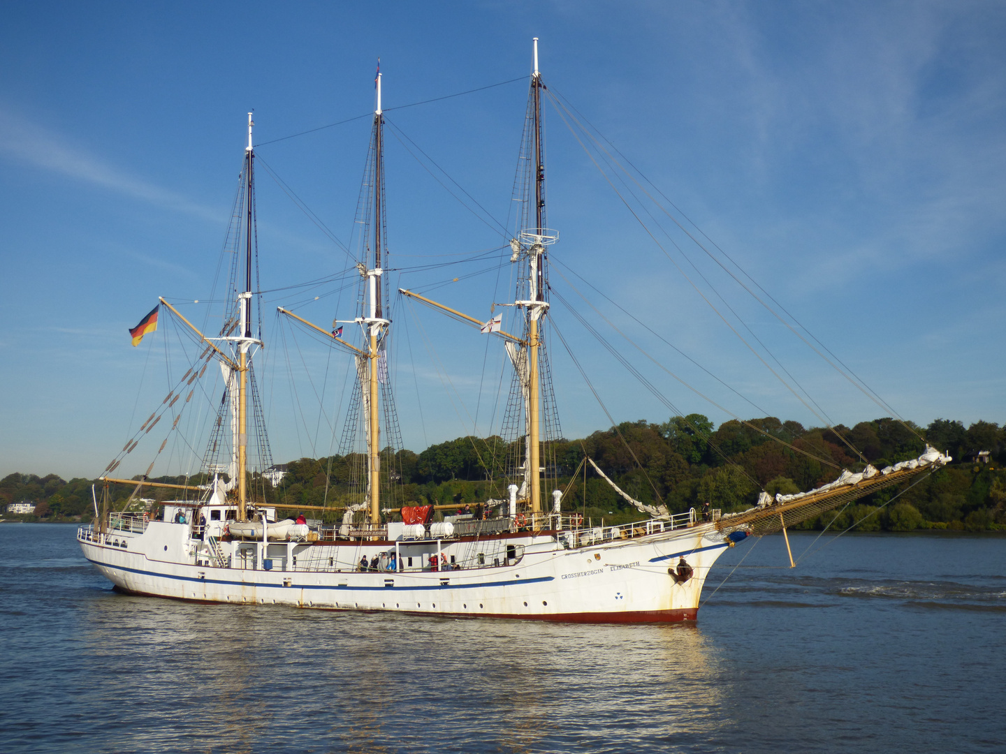 Dreimastgaffelschoner "Großherzogin Elisabeth" auf der Elbe in Hamburg