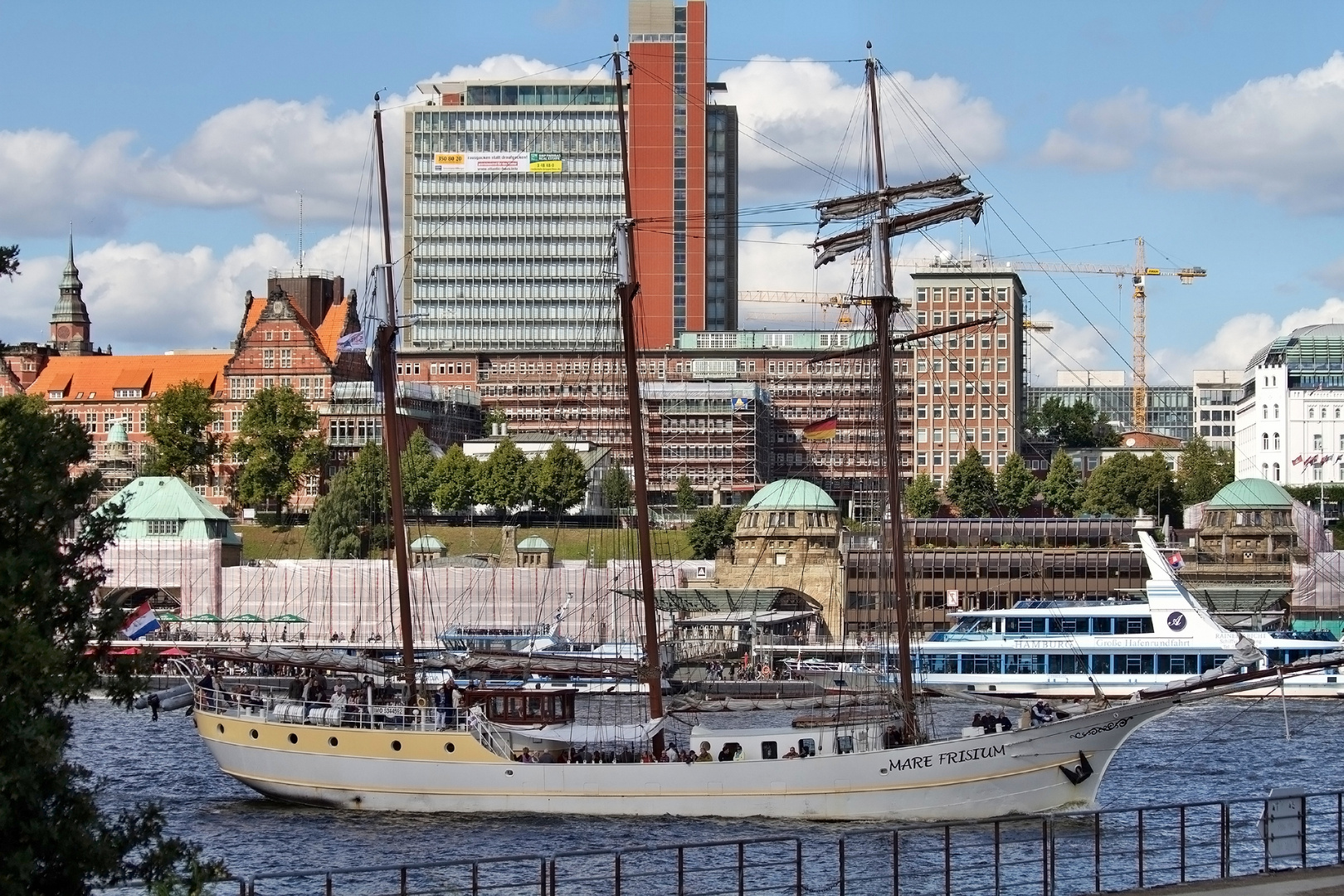 Dreimastschoner Mare Frisium im Hamburger Hafen