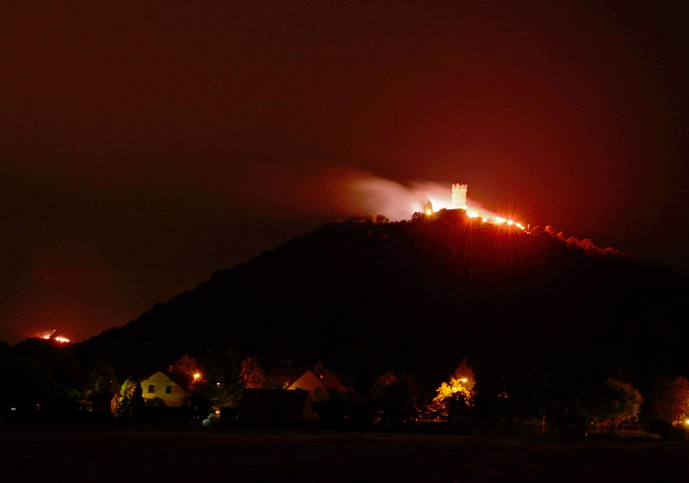 Drei(n)schlag 2014 die brennende Mühlburg und die Veste Wachsenburg im Hintergrund