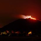 Drei(n)schlag 2014 die brennende Mühlburg und die Veste Wachsenburg im Hintergrund