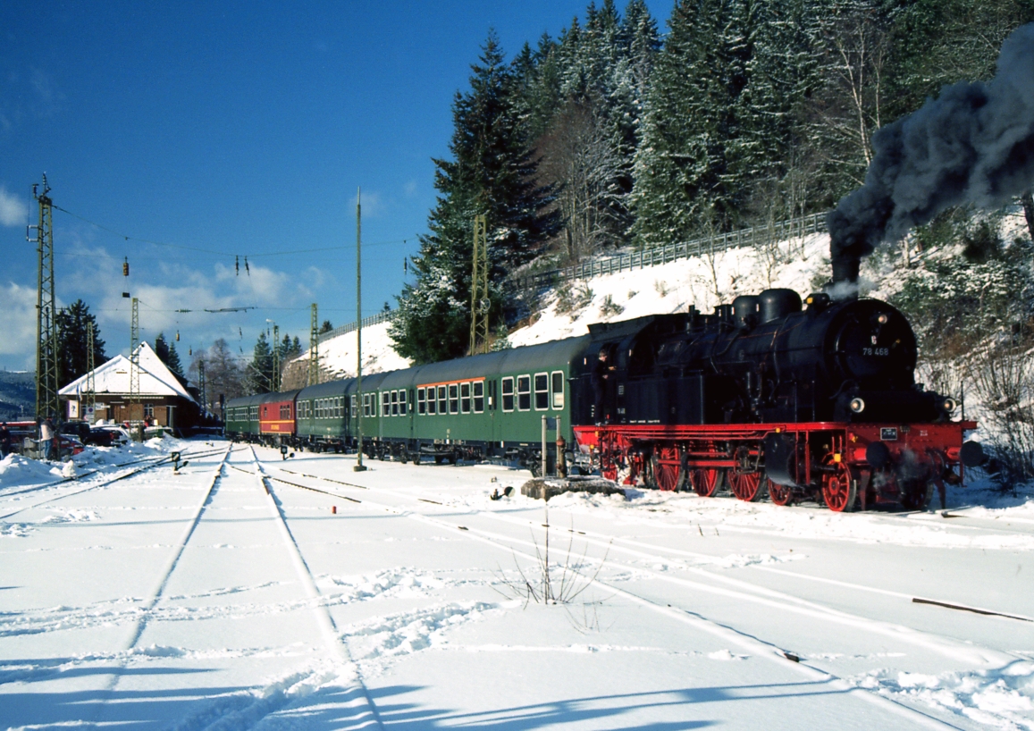 Dreiseenbahn mit Schnee und Dampf