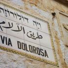 dreisprachiges Straßenschild in Jerusalem